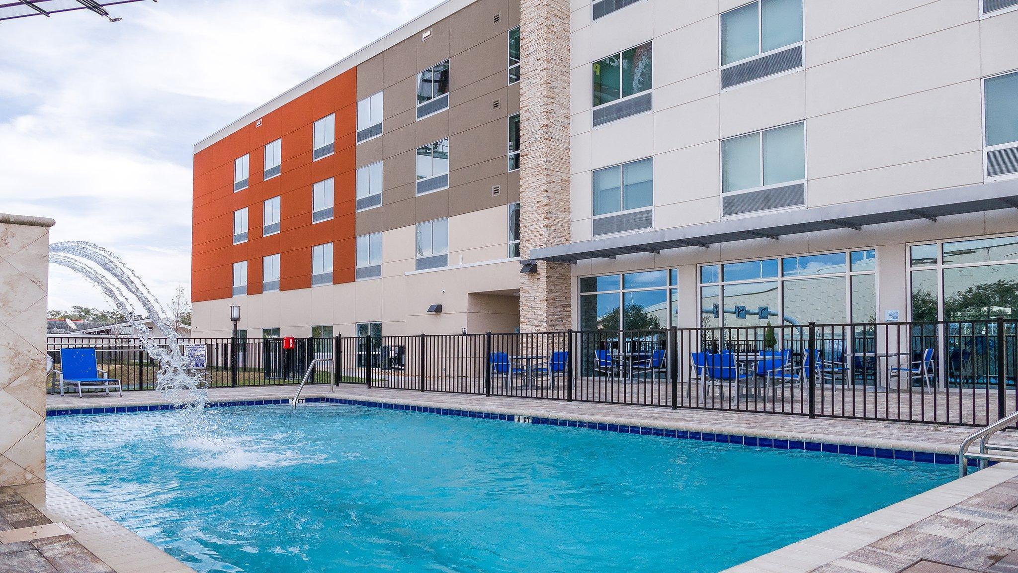 Holiday Inn Express & Suites - Tampa East - Ybor City By Ihg Exterior photo